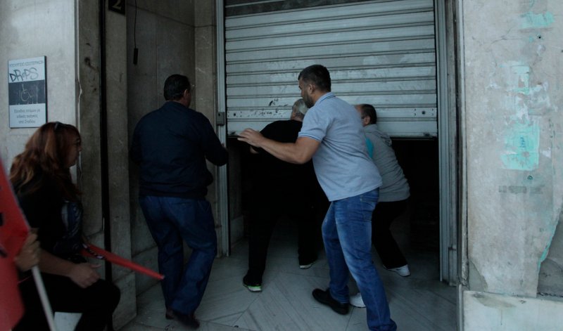 Κατάληψη στο γραφείο του Πάνου Σκουρλέτη από συνδικαλιστές της ΠΟΕ-ΟΤΑ | iefimerida.gr 0