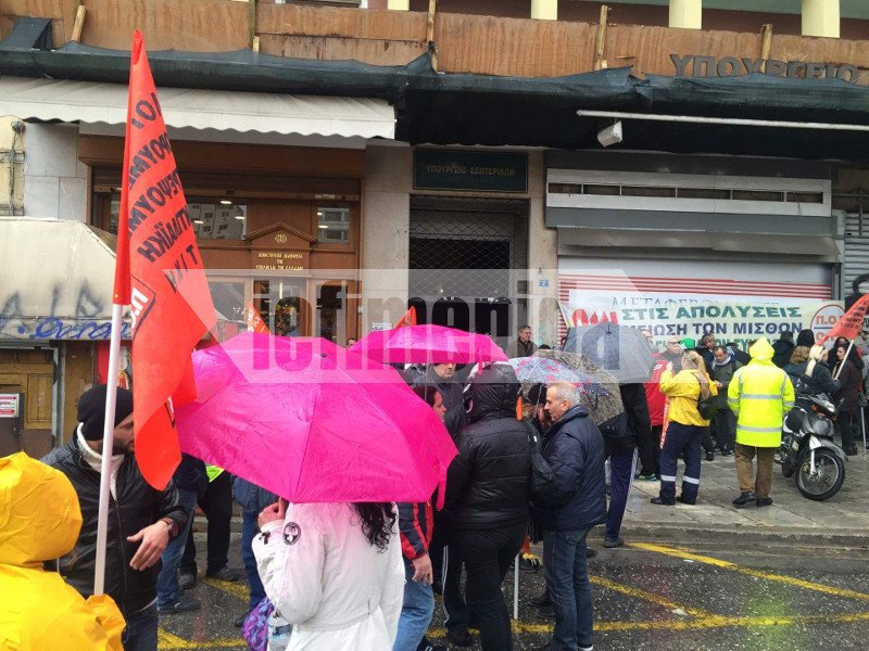 Ενταση στο υπουργείο Εσωτερικών -Εργαζόμενοι στους δήμους προσπάθησαν να μπουν στο κτίριο [εικόνες] | iefimerida.gr 0