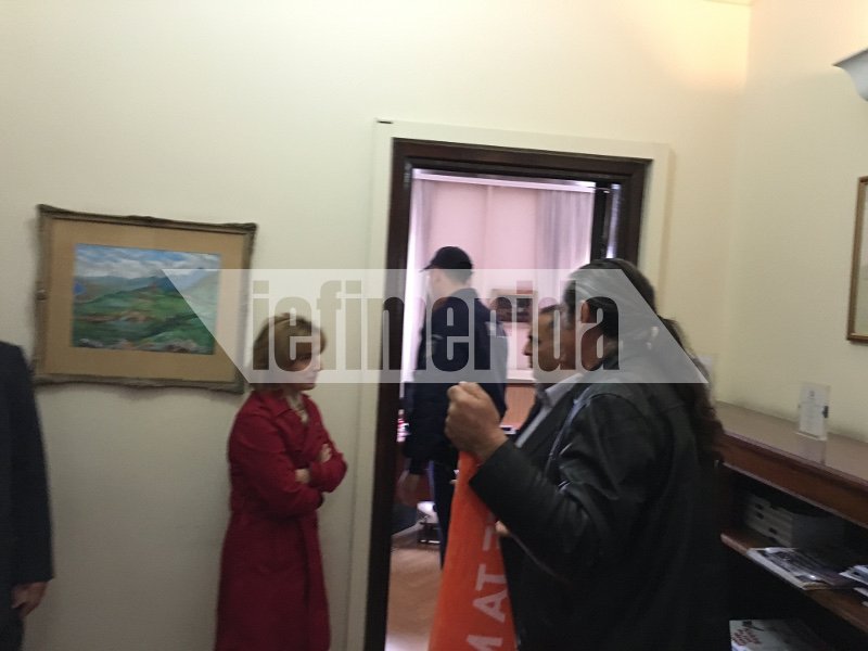 Κατάληψη στο γραφείο του Χουλιαράκη από την ΠΟΕ-ΟΤΑ [εικόνες] | iefimerida.gr 4