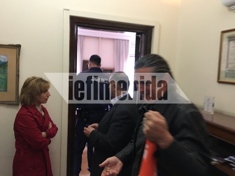Κατάληψη στο γραφείο του Χουλιαράκη από την ΠΟΕ-ΟΤΑ [εικόνες] | iefimerida.gr 5
