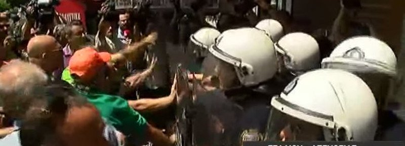 Ενταση στην πορεία της ΠΟΕ-ΟΤΑ, επεισόδια έξω από το υπ. Εσωτερικών [εικόνες] | iefimerida.gr 0