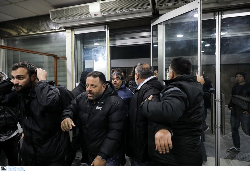 Εισβολή ΠΟΕ-ΟΤΑ στο υπουργείο Εργασίας | iefimerida.gr 8
