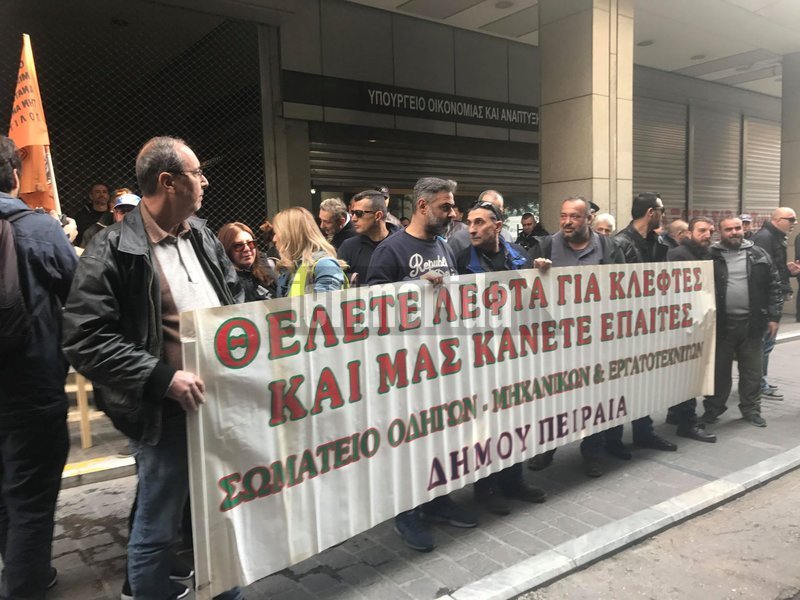 στην είσοδο του κτιρίου επι της οδού Νίκης έχουν παραταχθεί ισχυρές δυνάμεις της ΕΛ.ΑΣ.