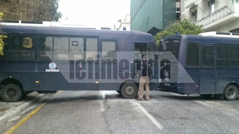 Τα ΜΑΤ εμπόδισαν τους εργαζόμενους στα νοσοκομεία να φτάσουν στο Μαξίμου -Ζήτησαν να δουν τα πανό | iefimerida.gr 0