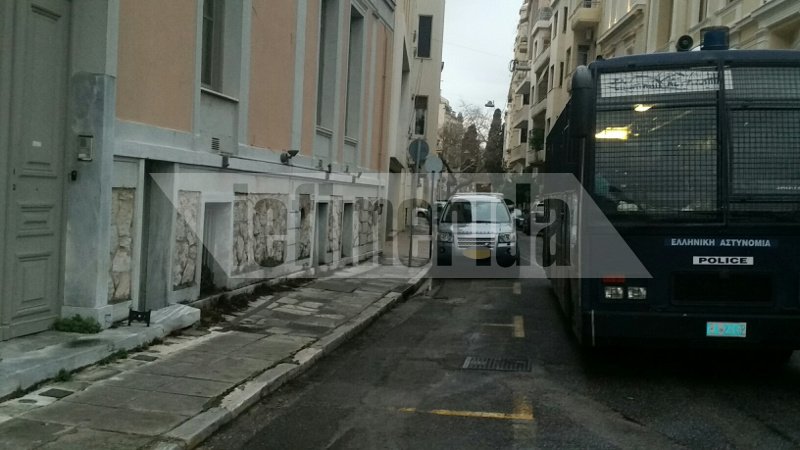 Τα ΜΑΤ εμπόδισαν τους εργαζόμενους στα νοσοκομεία να φτάσουν στο Μαξίμου -Ζήτησαν να δουν τα πανό | iefimerida.gr 3