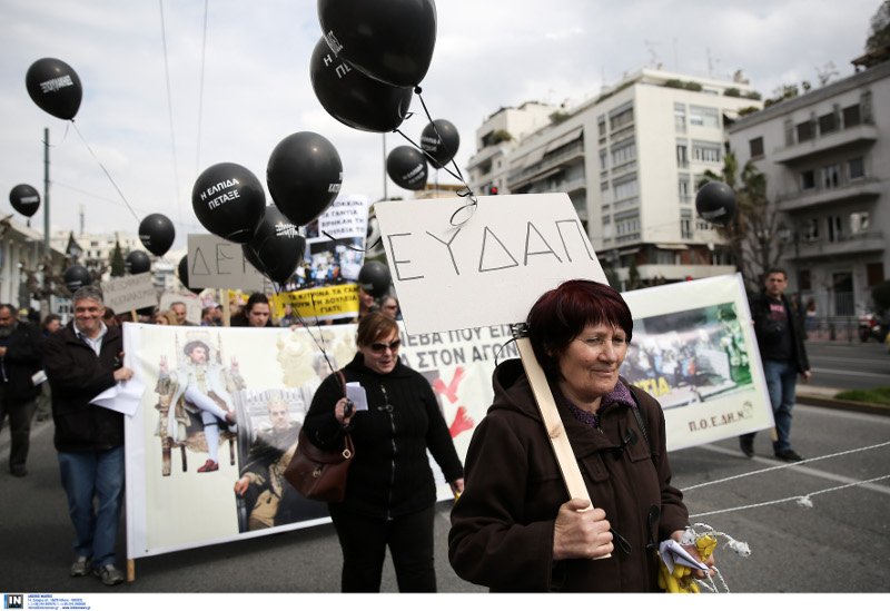 Ενταση έξω από το ΥΠΟΙΚ -Τα ΜΑΤ απαγόρευσαν την είσοδο στους εργαζόμενους στα νοσοκομεία | iefimerida.gr 7
