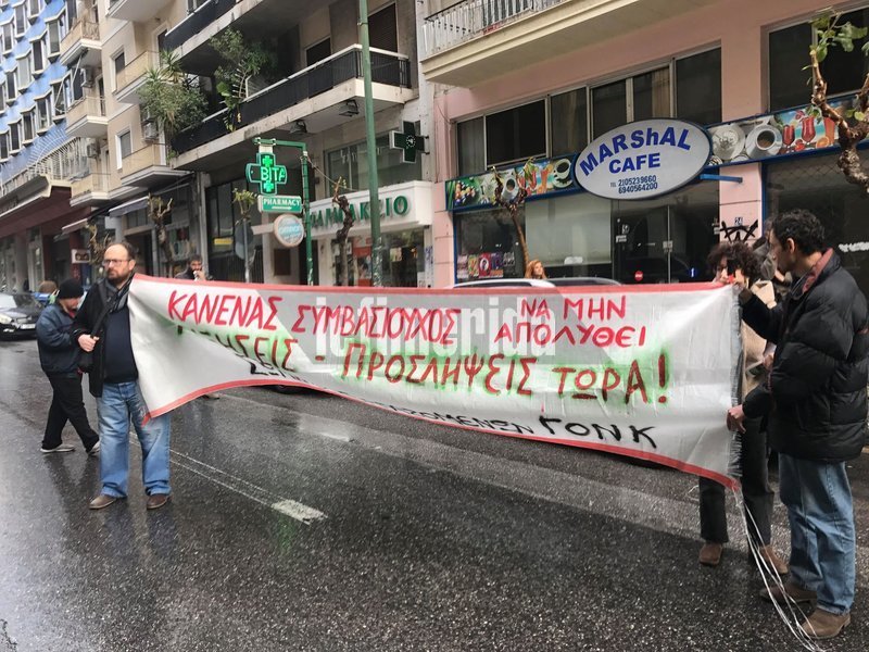 Διαμαρτυρία της ΠΟΕΔΗΝ με... κότες και κοκόρια έξω από το υπ. Υγείας [εικόνες & βίντεο] | iefimerida.gr 9