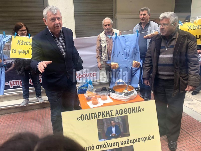 Μέλη της ΠΟΕΔΗΝ έξω από το υπουργείο Υγείας