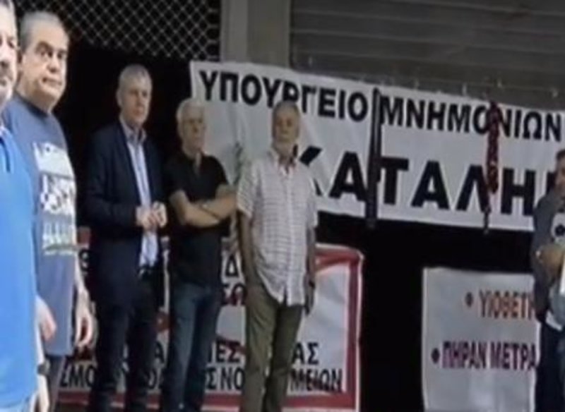 Μέλη της ΠΟΕΔΗΝ κρέμασαν γραβάτες έξω από το υπ. Οικονομικών | iefimerida.gr 1