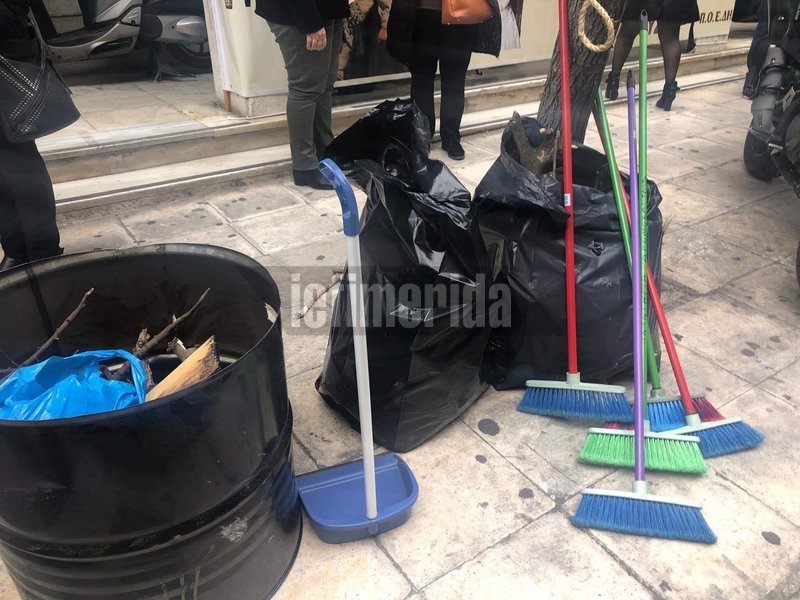 Σκούπες και σακούλες απορριμμάτων