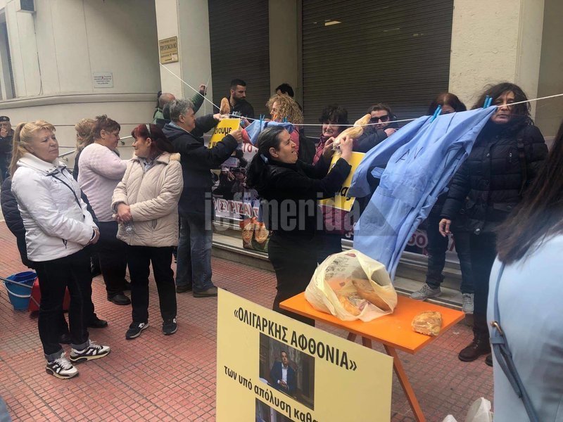 ΠΟΕΔΗΝ και καθαρίστριες διαμαρτυρήθηκαν με πανό για την «ολιγαρκή αφθονία» του Τσίπρα και φασολάδα [εικόνες] | iefimerida.gr 6