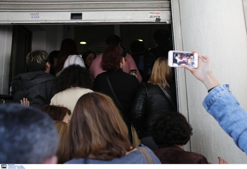 Συνδικαλιστές της ΠΟΕΔΗΝ έκαναν έφοδο στο υπουργείο Υγείας [βίντεο] | iefimerida.gr 0