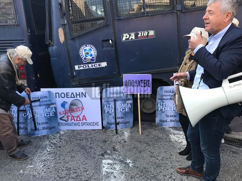 Ο Τσίπρας «Μαυρογιαλούρος» -Το πανό στην πορεία της ΠΟΕΔΗΝ στο Υπουργείο Εργασίας [εικόνες & βίντεο] | iefimerida.gr 10