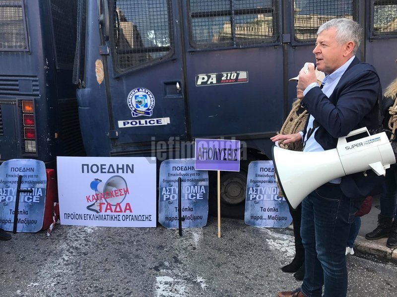 Ο Τσίπρας «Μαυρογιαλούρος» -Το πανό στην πορεία της ΠΟΕΔΗΝ στο Υπουργείο Εργασίας [εικόνες & βίντεο] | iefimerida.gr 11