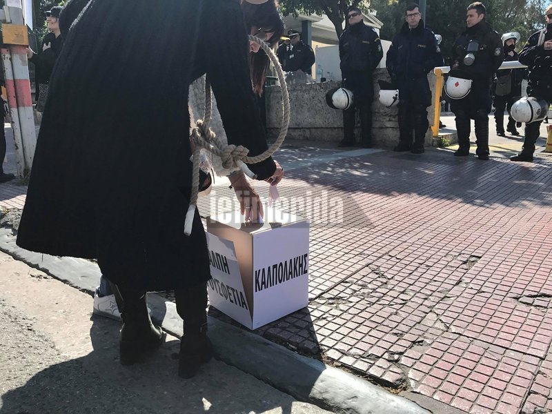 Ο Τσίπρας «Μαυρογιαλούρος» -Το πανό στην πορεία της ΠΟΕΔΗΝ στο Υπουργείο Εργασίας [εικόνες & βίντεο] | iefimerida.gr 13