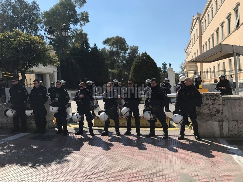 Ο Τσίπρας «Μαυρογιαλούρος» -Το πανό στην πορεία της ΠΟΕΔΗΝ στο Υπουργείο Εργασίας [εικόνες & βίντεο] | iefimerida.gr 14