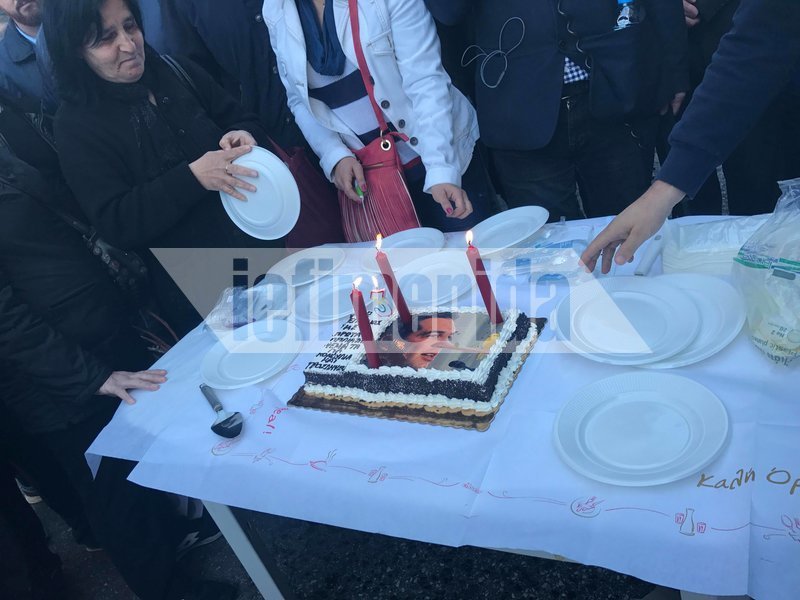 Το τραγούδι της ΠΟΕΔΗΝ στον Αλέξη Τσίπρα -Του έκοψαν γενέθλια τούρτα για την Πρωταπριλιά [εικόνες & βίντεο] | iefimerida.gr 1