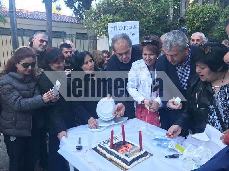 Το τραγούδι της ΠΟΕΔΗΝ στον Αλέξη Τσίπρα -Του έκοψαν γενέθλια τούρτα για την Πρωταπριλιά [εικόνες & βίντεο] | iefimerida.gr 0