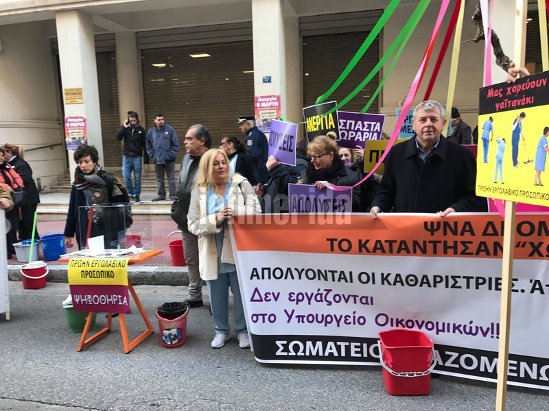 Σε μια συμβολική κίνηση οι συγκεντρωμένοι έστησαν έξω από το υπουργείο Υγείας γαϊτανάκι με τις φωτογραφίες του αναπληρωτή υπουργού Υγείας Παύλου Πολάκη, της ευρωβουλευτού του ΣΥΡΙΖΑ Κωνσταντίνας Κούνεβα και του πρωθυπουργού Αλέξη Τσίπρα