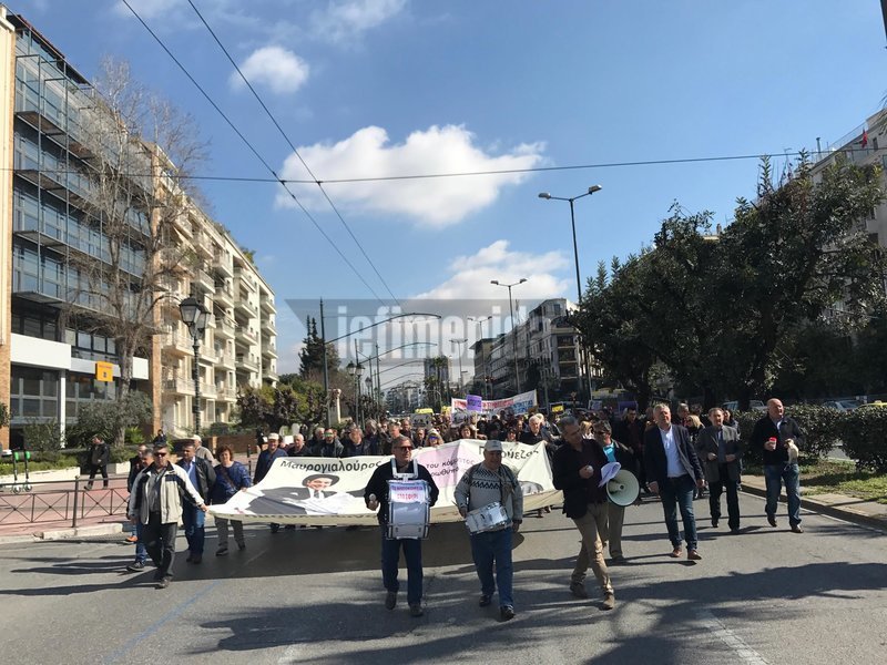 Ο Τσίπρας «Μαυρογιαλούρος» -Το πανό στην πορεία της ΠΟΕΔΗΝ στο Υπουργείο Εργασίας [εικόνες & βίντεο] | iefimerida.gr 1