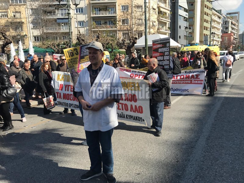 Ο Τσίπρας «Μαυρογιαλούρος» -Το πανό στην πορεία της ΠΟΕΔΗΝ στο Υπουργείο Εργασίας [εικόνες & βίντεο] | iefimerida.gr 2