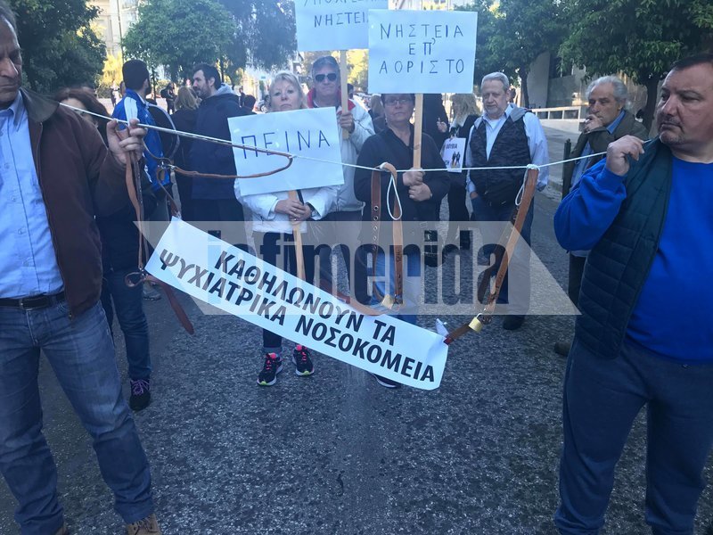 Με πανό τον Τσίπρα «Πινόκιο» η διαμαρτυρία της ΠΟΕΔΗΝ έξω από το Μέγαρο Μαξίμου [εικόνες & βίντεο] | iefimerida.gr 0