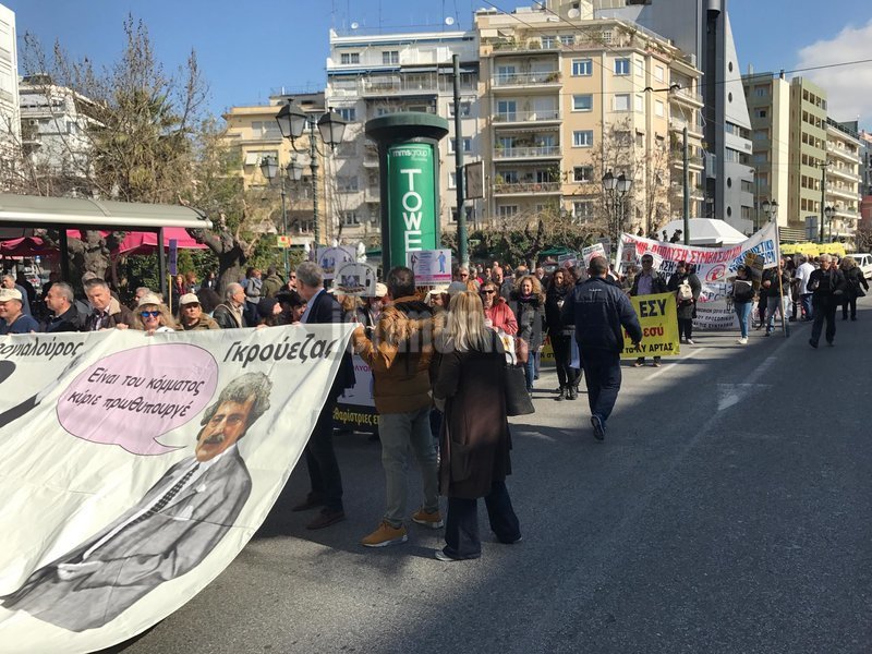 Ο Τσίπρας «Μαυρογιαλούρος» -Το πανό στην πορεία της ΠΟΕΔΗΝ στο Υπουργείο Εργασίας [εικόνες & βίντεο] | iefimerida.gr 3