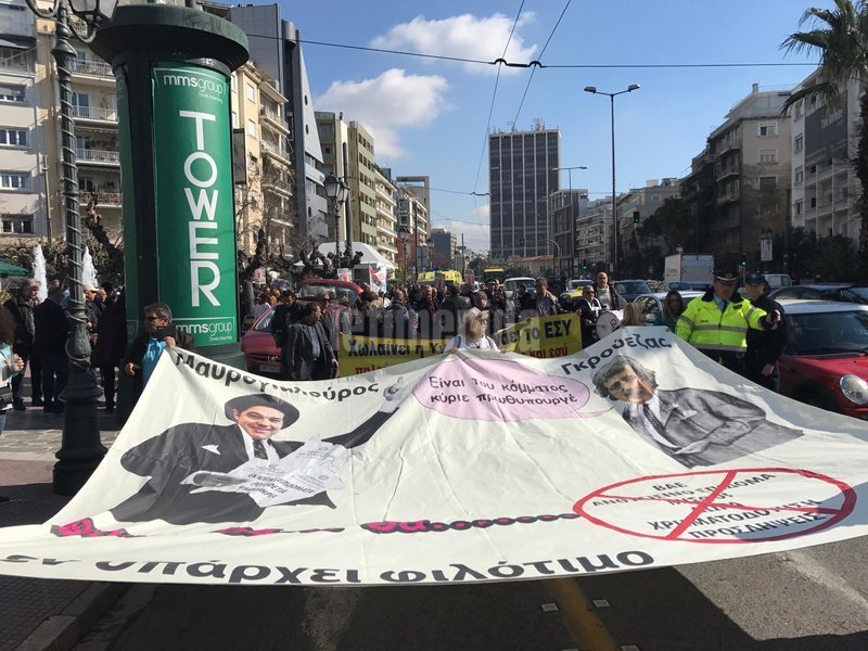 Ο Τσίπρας «Μαυρογιαλούρος» -Το πανό στην πορεία της ΠΟΕΔΗΝ στο Υπουργείο Εργασίας [εικόνες & βίντεο] | iefimerida.gr 7