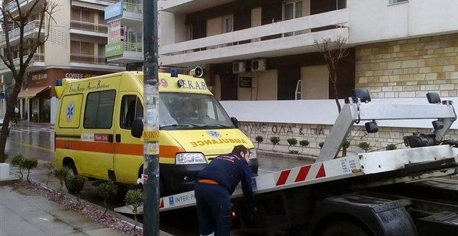 ΠΟΕΔΗΝ: Ενα ασθενοφόρο - κι αυτό χαλασμένο - επιτηρούσε την έξοδο των εκδρομέων του Πάσχα | iefimerida.gr 0