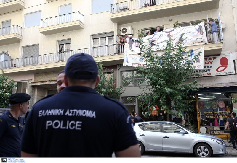 «Κωλοτούμπες»: Το πανό υποδοχής στον Τσίπρα από την ΠΟΕΔΗΝ στο υπουργείο Υγείας [εικόνες] | iefimerida.gr 3