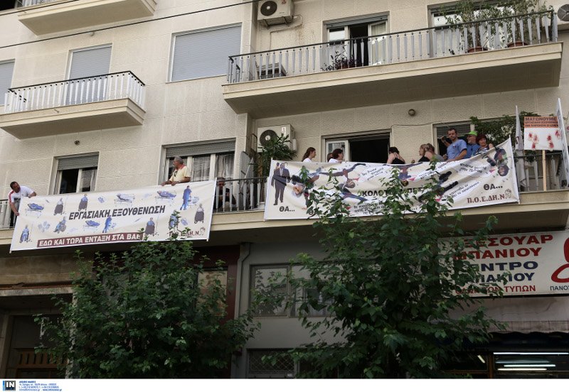 «Κωλοτούμπες»: Το πανό υποδοχής στον Τσίπρα από την ΠΟΕΔΗΝ στο υπουργείο Υγείας [εικόνες] | iefimerida.gr 2