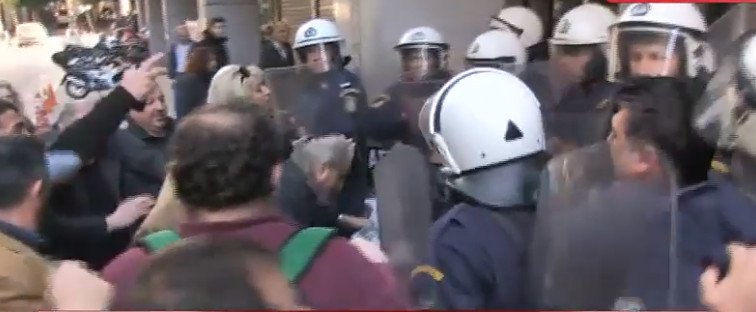 Ενταση έξω από το ΥΠΟΙΚ: Μεταξύ ΜΑΤ και εργαζομένων στα νοσοκομεία -Μία λιποθυμία [εικόνες] | iefimerida.gr 9