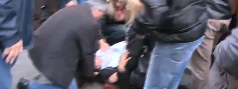 Ενταση έξω από το ΥΠΟΙΚ: Μεταξύ ΜΑΤ και εργαζομένων στα νοσοκομεία -Μία λιποθυμία [εικόνες] | iefimerida.gr 11