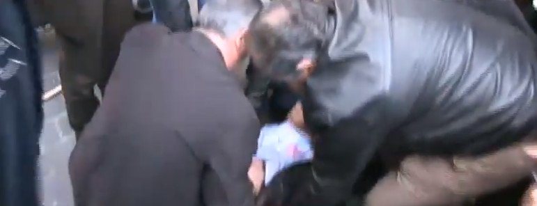 Ενταση έξω από το ΥΠΟΙΚ: Μεταξύ ΜΑΤ και εργαζομένων στα νοσοκομεία -Μία λιποθυμία [εικόνες] | iefimerida.gr 14