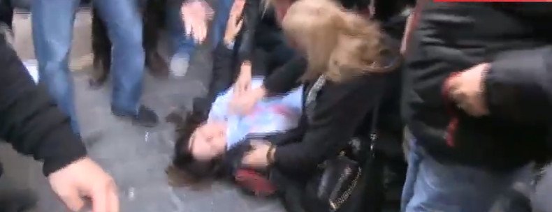 Ενταση έξω από το ΥΠΟΙΚ: Μεταξύ ΜΑΤ και εργαζομένων στα νοσοκομεία -Μία λιποθυμία [εικόνες] | iefimerida.gr 16