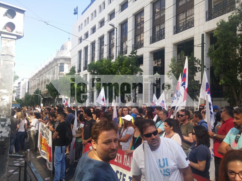 Συγκέντρωση και πορεία των εργαζόμενων στον τουρισμό -Εγραψαν συνθήματα στο ΣΕΤΕ [εικόνες] | iefimerida.gr 2