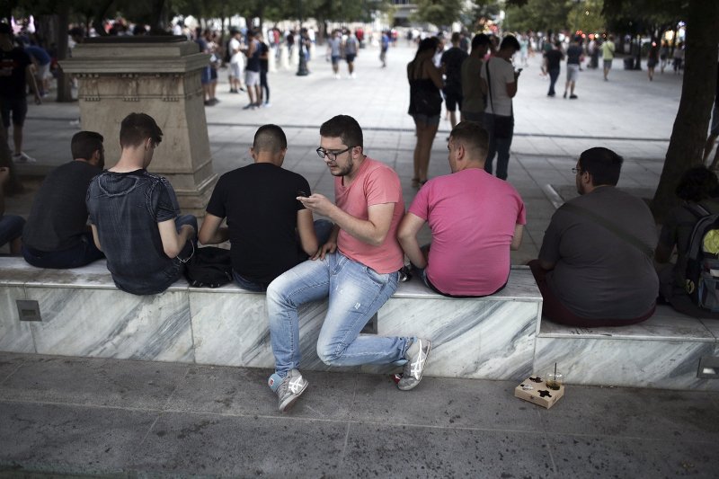 Τρέλα στο Σύνταγμα: Ολοι κυνηγούν τα Pokemon Go [εικόνες] | iefimerida.gr 7
