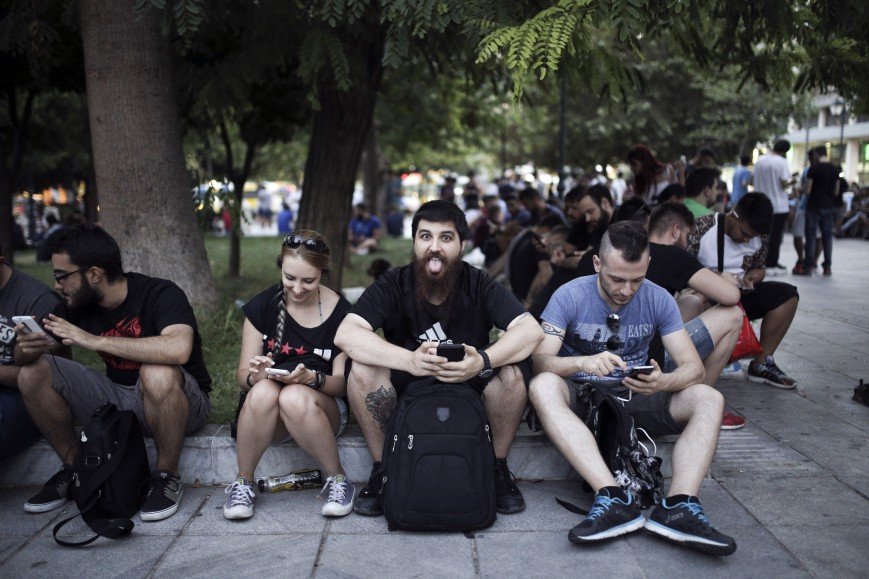 Τρέλα στο Σύνταγμα: Ολοι κυνηγούν τα Pokemon Go [εικόνες] | iefimerida.gr 0