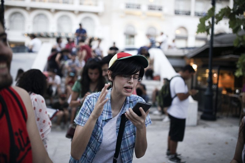 Τρέλα στο Σύνταγμα: Ολοι κυνηγούν τα Pokemon Go [εικόνες] | iefimerida.gr 2