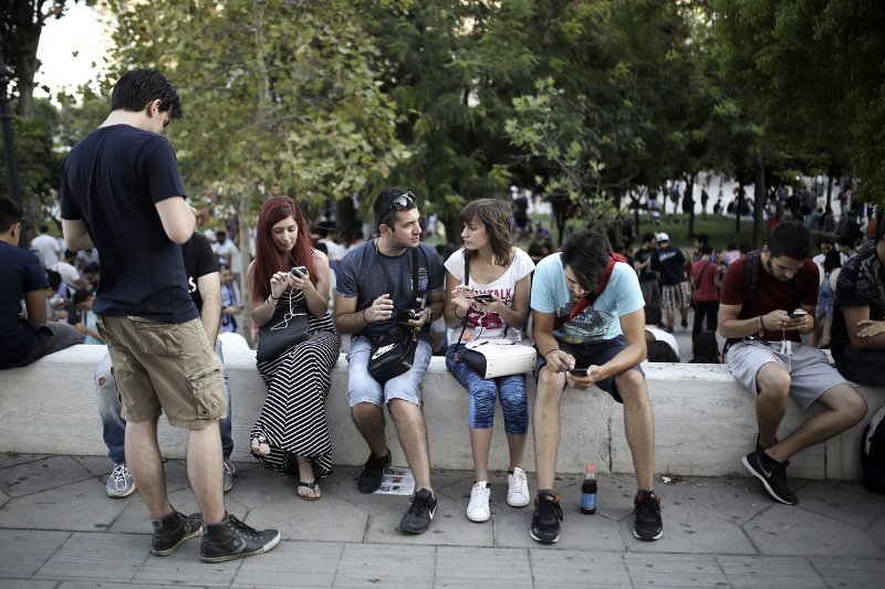 Τρέλα στο Σύνταγμα: Ολοι κυνηγούν τα Pokemon Go [εικόνες] | iefimerida.gr 3