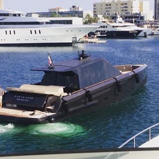 Εμειναν με το στόμα ανοιχτό στη Μύκονο: Το 22 εκατ. σούπερ γιοτ του Μπάτμαν εντυπωσίασε [εικόνες&βίντεο] | iefimerida.gr 0