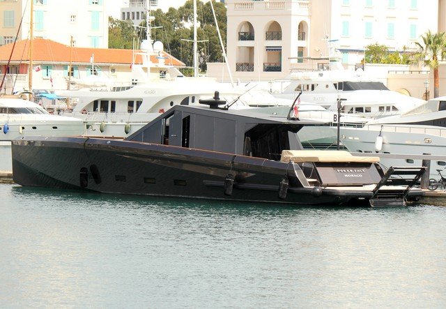 Εμειναν με το στόμα ανοιχτό στη Μύκονο: Το 22 εκατ. σούπερ γιοτ του Μπάτμαν εντυπωσίασε [εικόνες&βίντεο] | iefimerida.gr 1