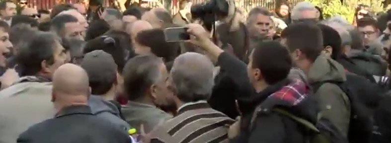 Επεισόδια έξω από το Πολυτεχνείο [εικόνες] | iefimerida.gr 4