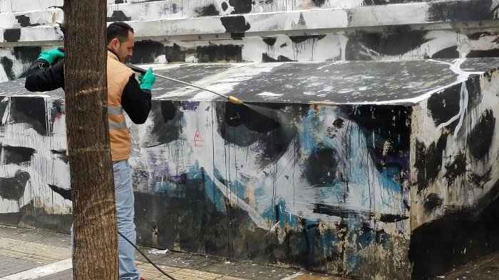 Ξεκίνησε η αφαίρεση του γκράφιτι στο Πολυτεχνείο -Ποια διαδικασία θα ακολουθήσουν τα συνεργεία [εικόνες] | iefimerida.gr 2