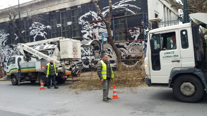 Ξεκίνησε η αφαίρεση του γκράφιτι στο Πολυτεχνείο -Ποια διαδικασία θα ακολουθήσουν τα συνεργεία [εικόνες] | iefimerida.gr 3