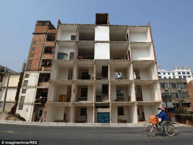 Εξωφρενικό: Εταιρία κόβει πολυκατοικία στη μέση επειδή εμπόδιζε -Οι κάτοικοι αρνούνται να φύγουν [εικόνες] | iefimerida.gr 0