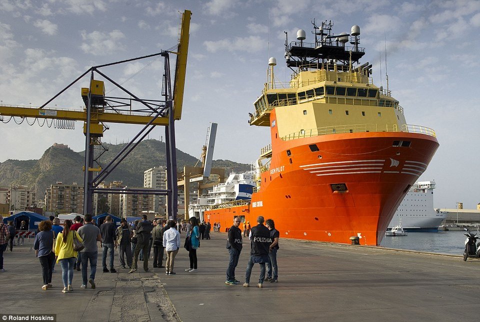 Daily Mail: «Νέα Λέσβος» η Σικελία μετά το κλείσιμο της Βαλκανικής Οδού [εικόνες & βίντεο] | iefimerida.gr 10