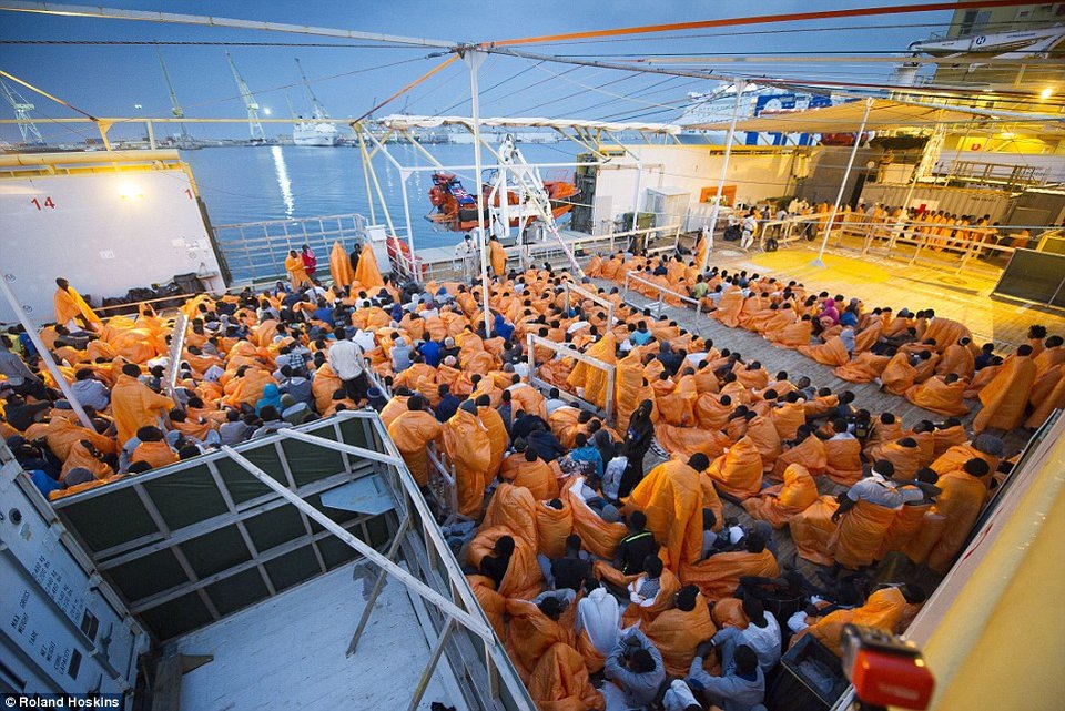 Daily Mail: «Νέα Λέσβος» η Σικελία μετά το κλείσιμο της Βαλκανικής Οδού [εικόνες & βίντεο] | iefimerida.gr 6