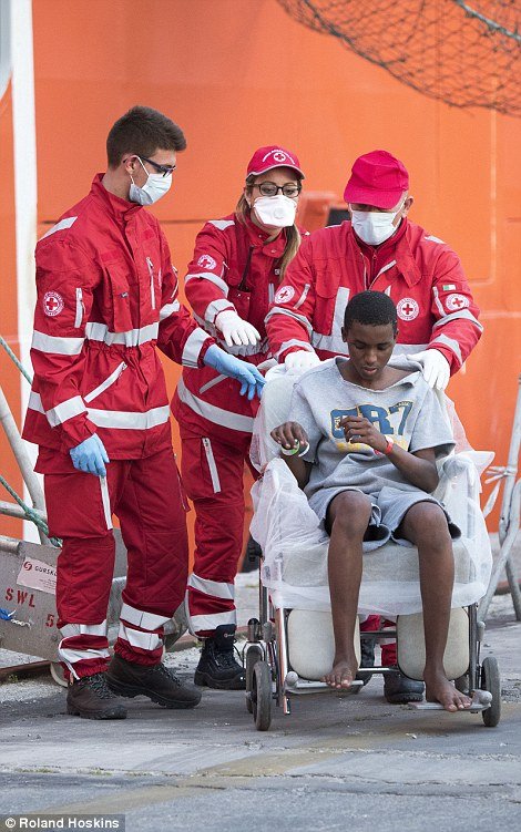 Daily Mail: «Νέα Λέσβος» η Σικελία μετά το κλείσιμο της Βαλκανικής Οδού [εικόνες & βίντεο] | iefimerida.gr 3