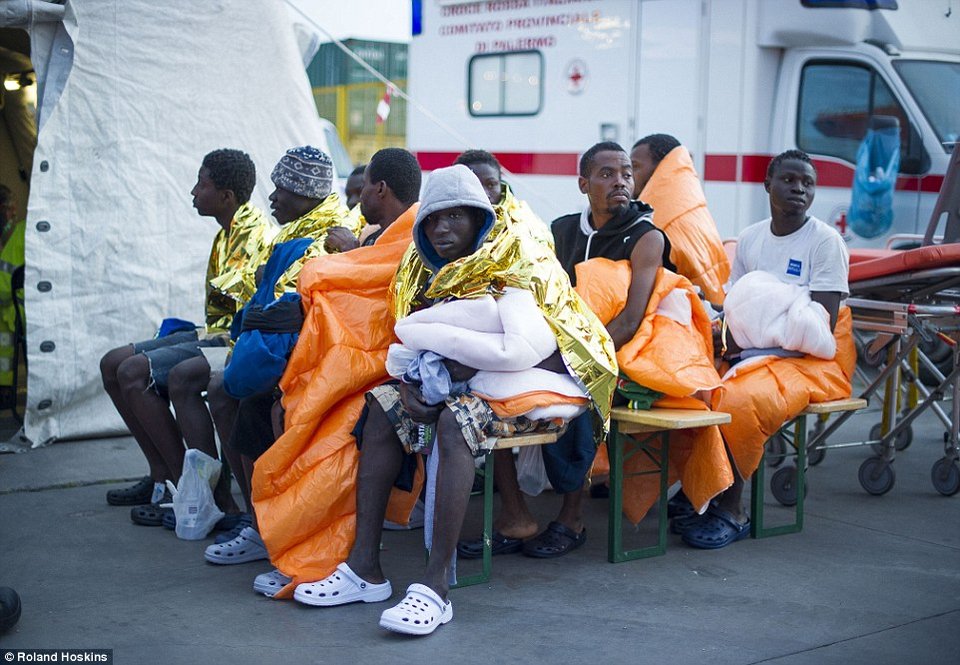 Daily Mail: «Νέα Λέσβος» η Σικελία μετά το κλείσιμο της Βαλκανικής Οδού [εικόνες & βίντεο] | iefimerida.gr 7